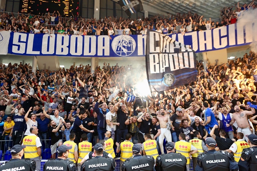 Plava porodica: Večeras svi na Trg!