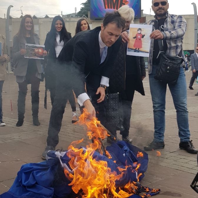 Milačić zapalio zastavu NATO-a: “Nemar države prema žrtvama iz Мurina ravan bombardovanju”