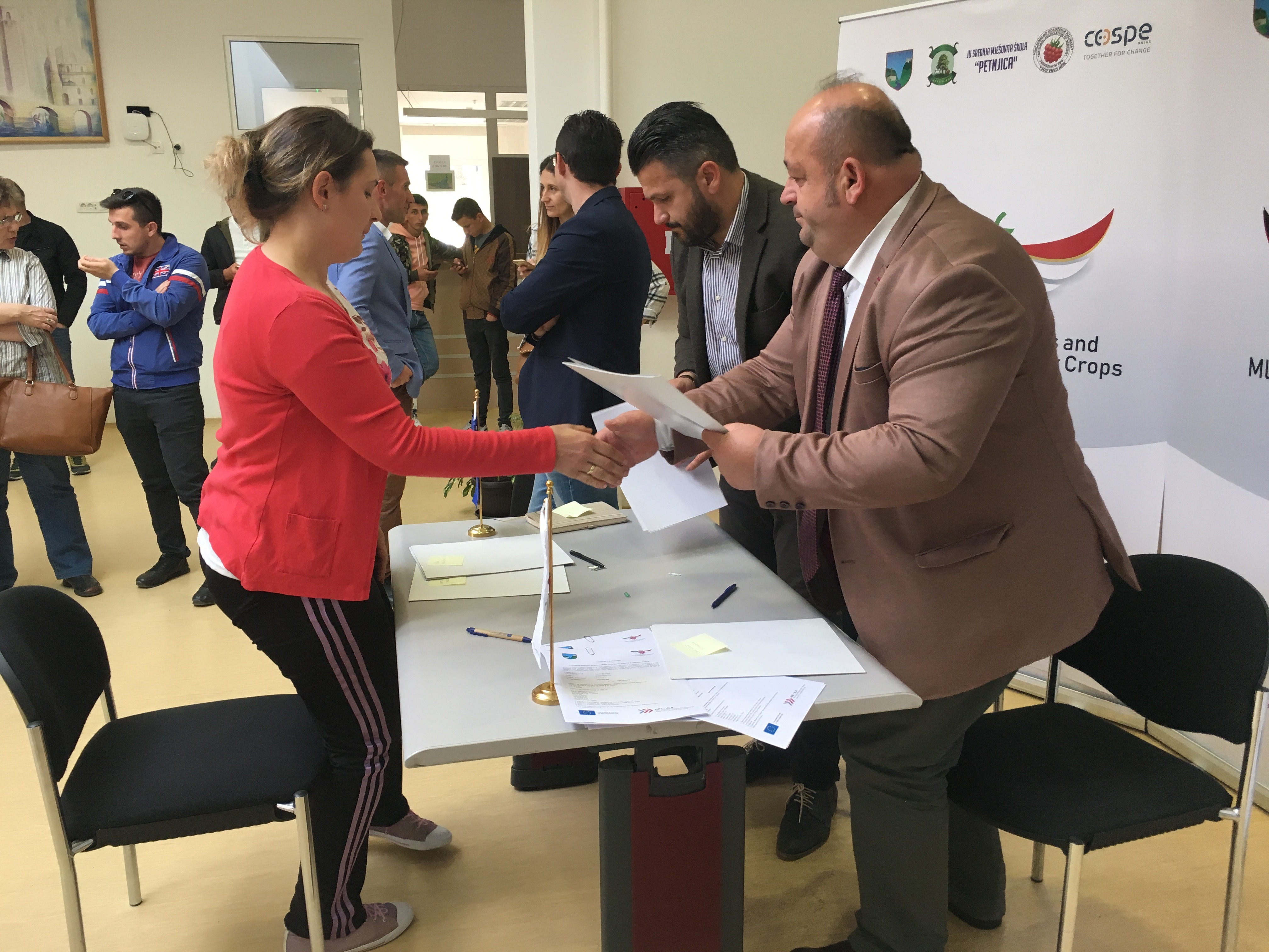 Petnjički malinari potpisali ugovore i dobili sadnice i opremu