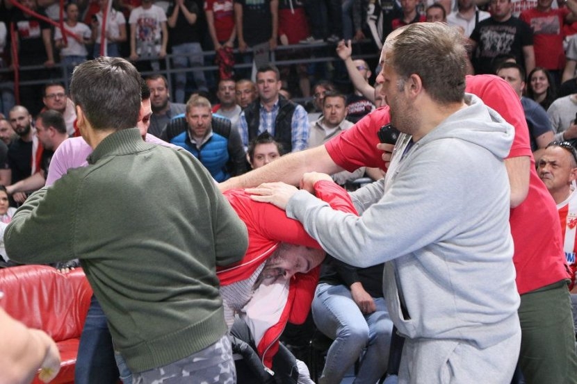 Milan Kalinić se tukao sa navijačem nasred utakmice Zvezda – Partizan, razdvajao bivši ministar Šutanovac