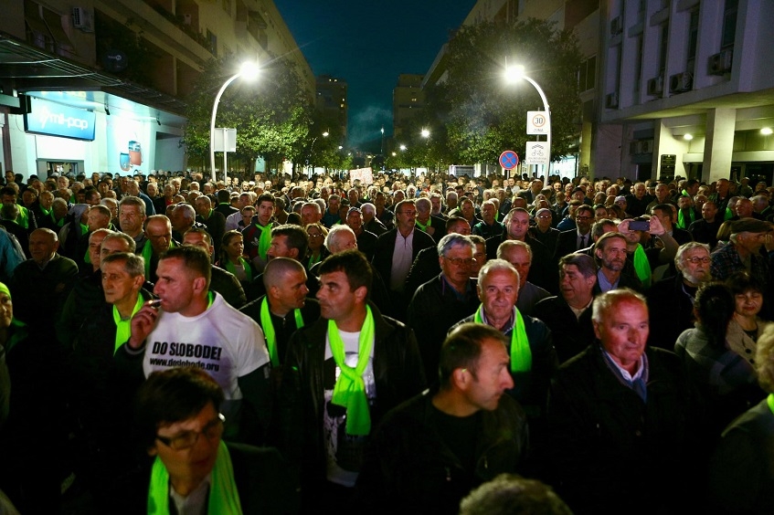 Fijasko Kneževićevog protesta: Ispred Tužilaštva nije došlo ni 1.000 ljudi