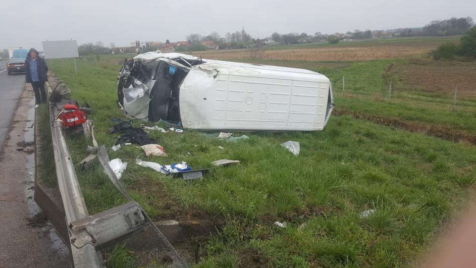 Kombi se okrenuo u vazduhu i pao na livadu, dvoje ljudi povrijeđeno