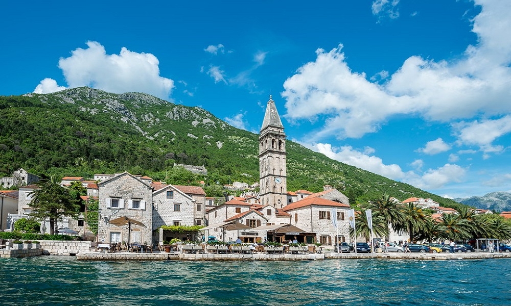 Najviše divljih barki u Perastu