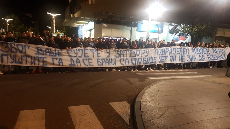 VIDEO – Varvari se večeras okupili ispred Tužilaštva: “Prestanite sa ugrožavanjem Čakinog života”