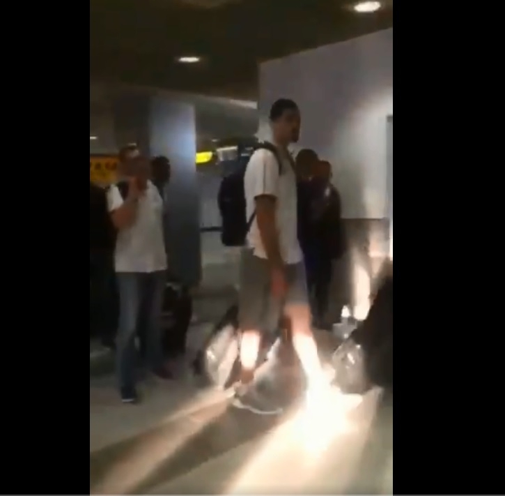 VIDEO – “Evo ih Šiptari”: Provokacije i uvrede košarkaša Budućnosti počele čim su stigli na aerodrom u Beograd