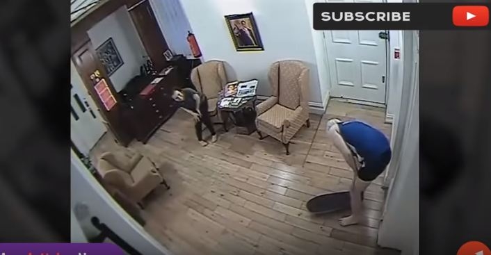 VIDEO: Džulijan Asanž vozio skejtbord u ambasadi Ekvadora