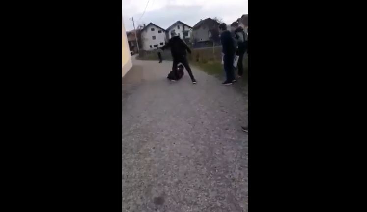 Uznemirujući snimak vršnjačkog nasilja iz BiH: Drugi gledali kako dječak brutalno tuče drugara iz školske klupe