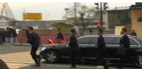 Kim je stigao, a s njim i njegovo “trčkarajuće obezbjeđenje”