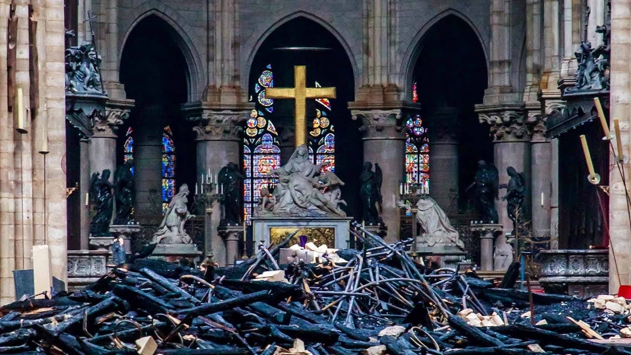 VIDEO: Pogledajte jezivu i sablasnu unutrašnjost katedrale Notre-Dame nakon požara