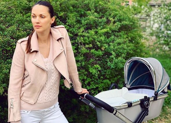 Bojana Barović podojila bebu Simeona na klupi u parku