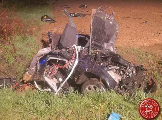 “BMW” se raspao: U strašnoj nesreći kod Prijedora poginuo mladić, tinejdžeri povrijeđeni