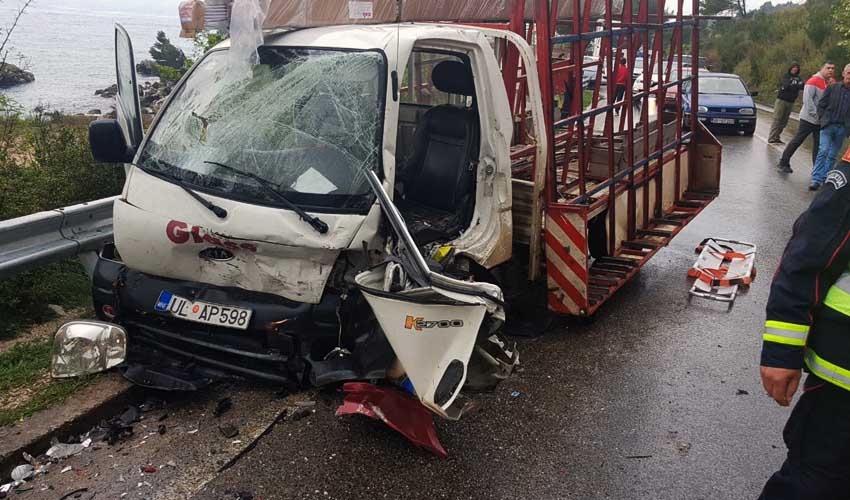 Čeoni sudar na putu Bar-Sutomore: Dvije osobe povrijeđene
