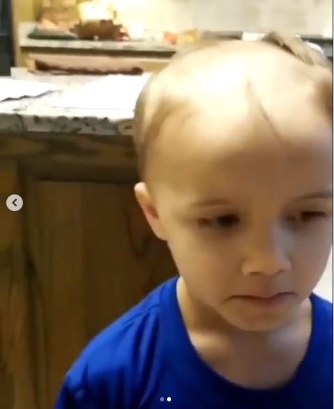 (VIDEO) Dječak brijačem sestri i sebi napravio nove frizure, majka neutješna!