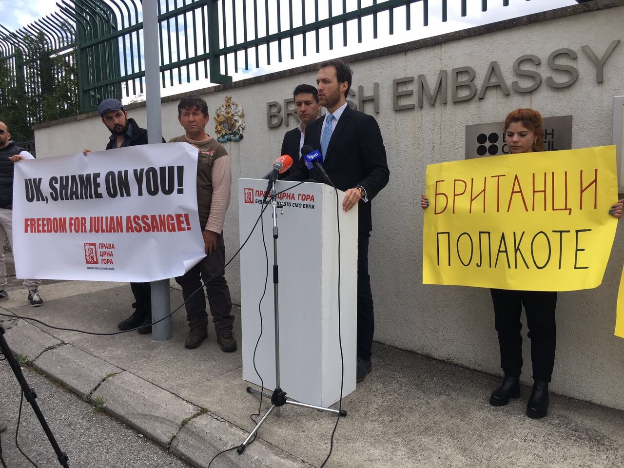 Milačić ispred britanske ambasade: Stidite se, hapšenje Asanža je udar na slobodu