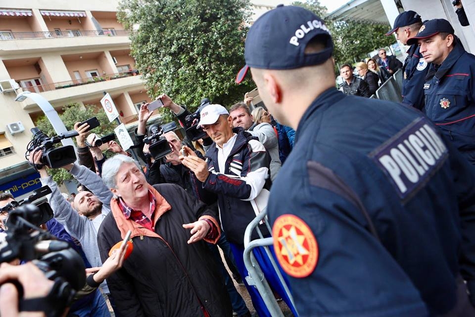 Prijave protiv Hodžića i 10 aktivista pokreta “Odupri se” zbog nenajavljenog okupljanja ispred VDT-a