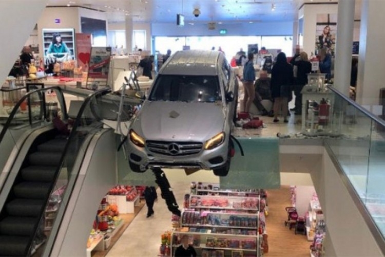 Automobil prošao kroz radnju tržnog centra u Hamburgu, devetoro povrijeđeno!