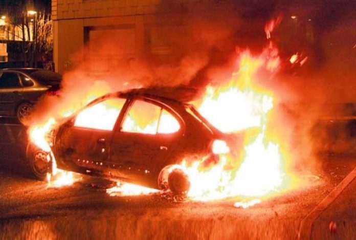 Na Koniku jutros zapaljen BMW X5: Požar podmetnuli maloljetnici?