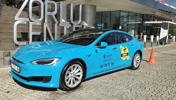 Tesla taksi bez vozača stiže na ulice sljedeće godine