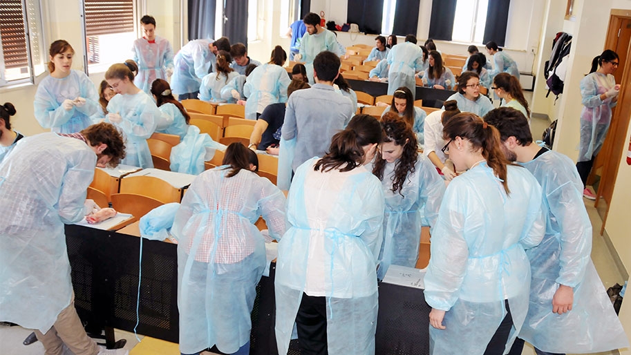 Budućim doktorima fali i oprema za vježbe