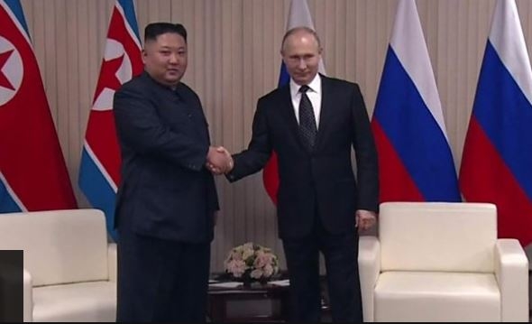 Istorijsko rukovanje Putina i Kima (VIDEO)