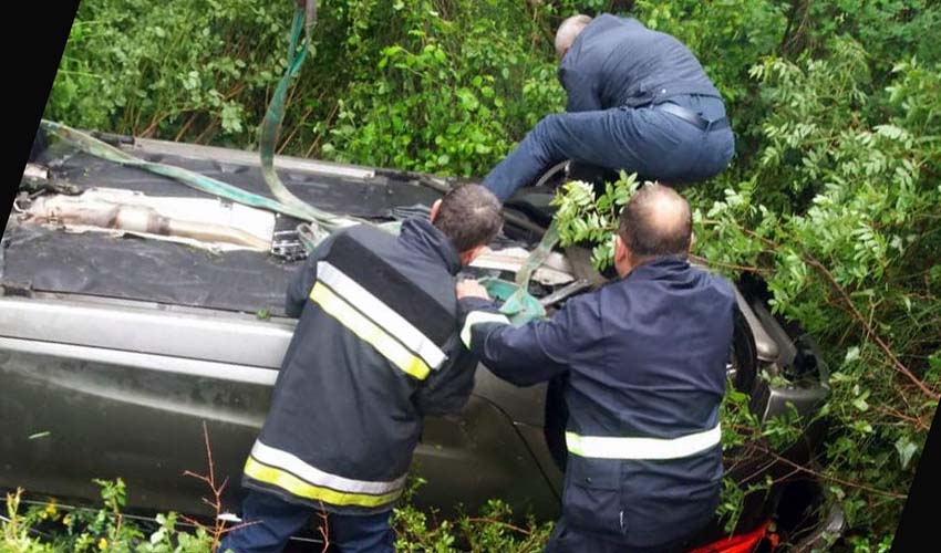 Bar: Izletio sa puta, prevrnuo se na krov, izvlačili ga iz vozila