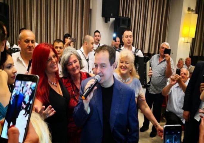 VIDEO – Dačić se opet latio mikrofona: Pjevao i razbijao tanjire