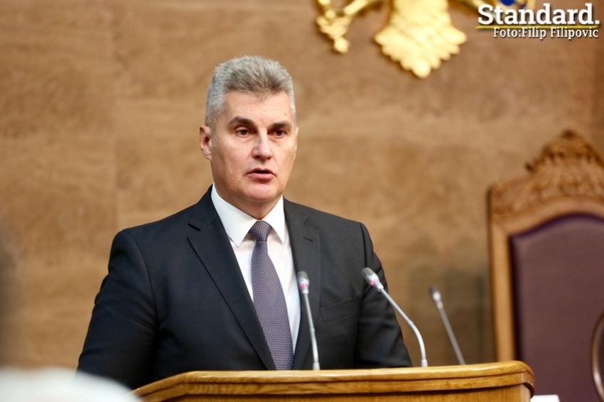 Brajoviću darivali umjetničke slike, ukrasne zdjele, satove, manžetne…