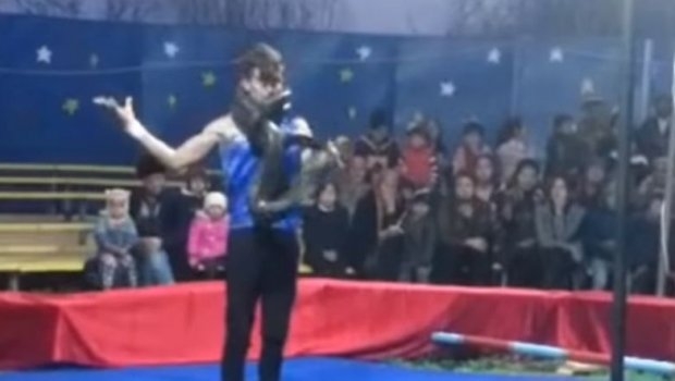 Uzemirujući snimak: Ogromna zmija zadavila trenera usred tačke