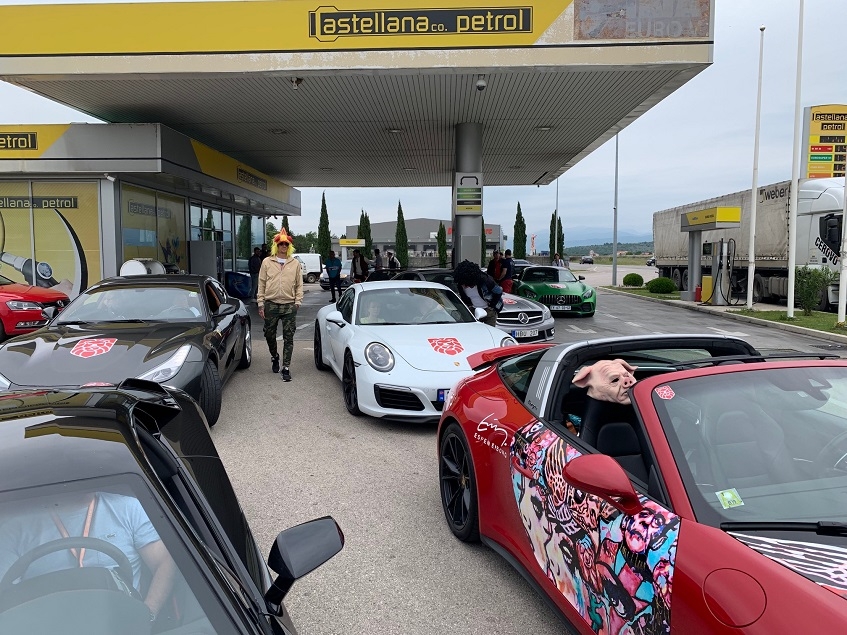 (VIDEO) Castellana domacin Gran turisma i ove godine: Luksuzni automobili prodefilovali Podgoricom