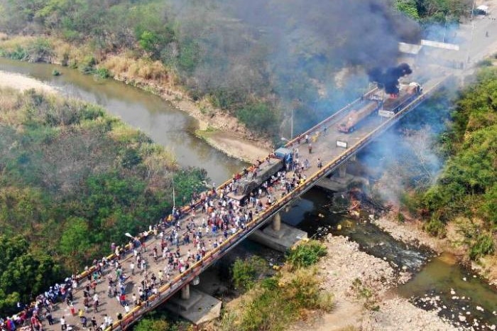 VIDEO: Haos u Venecueli ne prestaje! Gvaidove pristalice bacale molotovljeve koktele na policiju