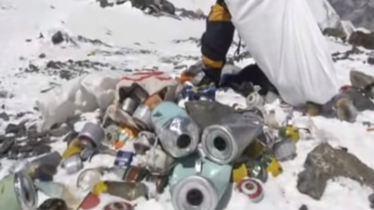 Mont Everest se pretvorio u ogromnu deponiju: Snijeg i tone smeća godinama skrivali morbidne scene