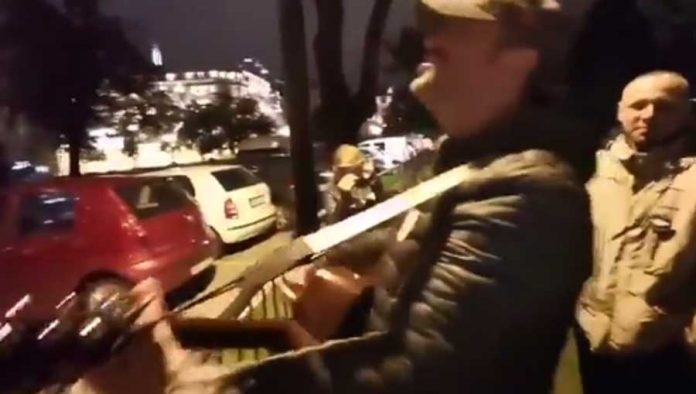 (VIDEO) Sergej pjevao Vučiću pod prozorom: “Kukavica, ti si samo…”