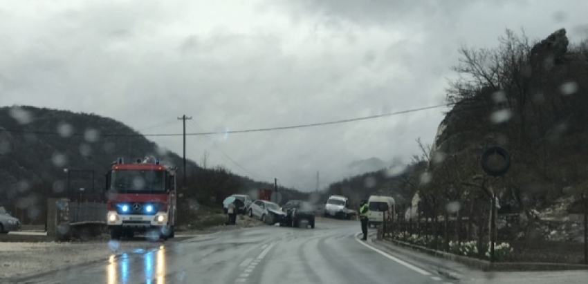 Deset saobraćajnih nezgoda, četiri osobe povrijeđene