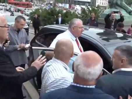 Incident ispred Skupštine Srbije: Šešelj vrijeđao Obradovića, od vozača tražio da zgazi poslanike