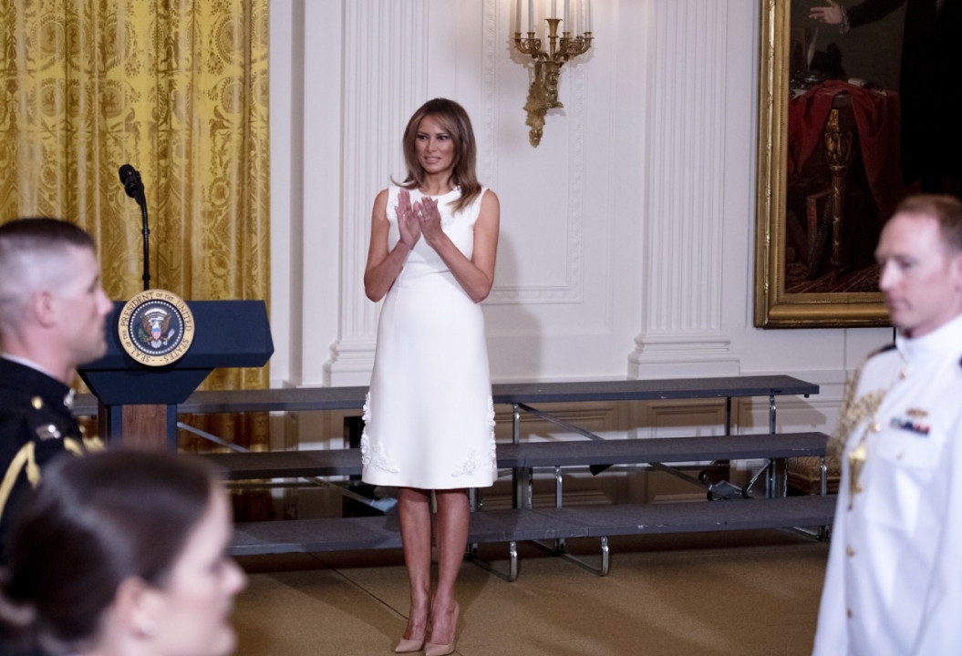 Elegantno i moderno: Melanija Tramp u bijeloj haljini izgleda savršeno