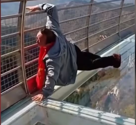 VIDEO: Stakleni most kao iz HOROR filmova