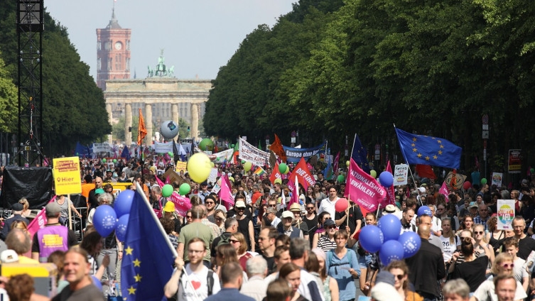 Desetine hiljada ljudi u više gradova marširalo protiv desničarskog populizma i nacionalizma