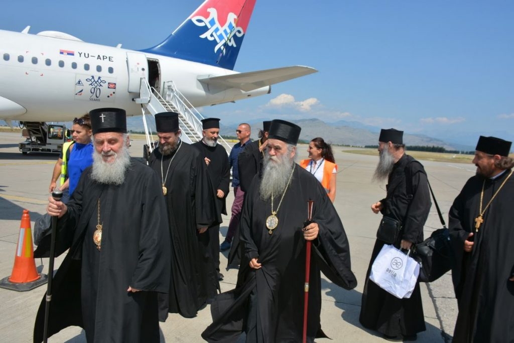 Amfilohiju ljube ruke na Aerodomu, ali ipak mora da prođe sve redovne kontrole
