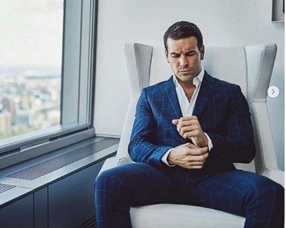 ON je glavni lik serije rađene po motivima PEDESET NIJANSI SIVE