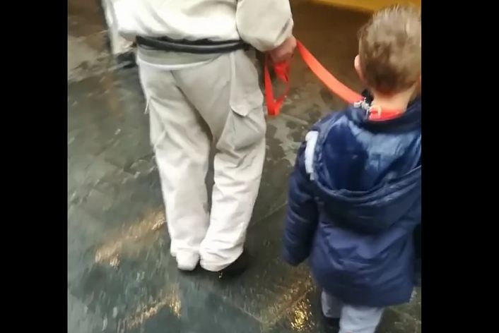Šokantne scene u centru Beograda: Dječaku svezao povodac oko vrata
