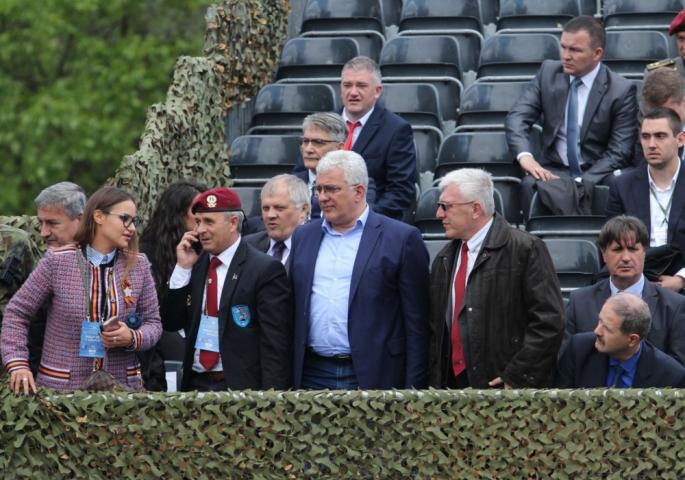 Mandić otišao u Niš: Uslikan u svečanoj loži na paradi “Odbrana slobode”