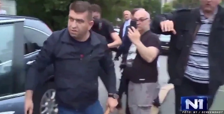 Novi snimak: Bahati Šešeljev vozač sa bejzbol palicom prijeti građanima