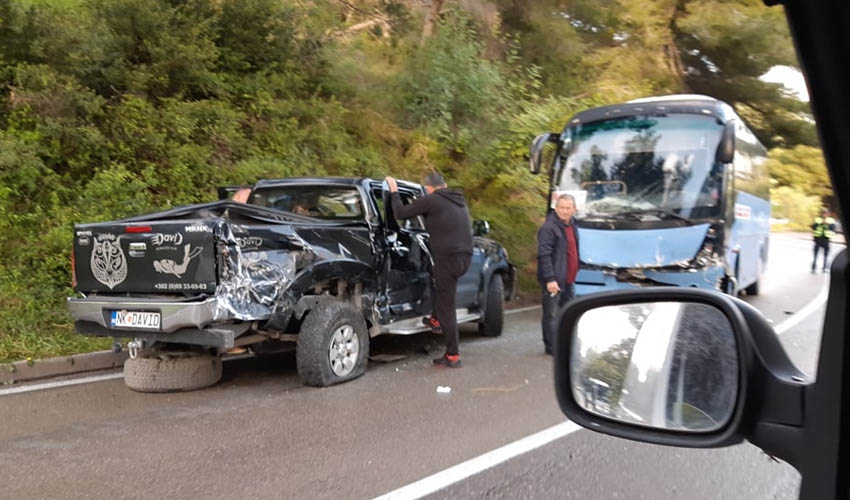 Put Bar-Petrovac: Sudar autobusa i putničkog vozila