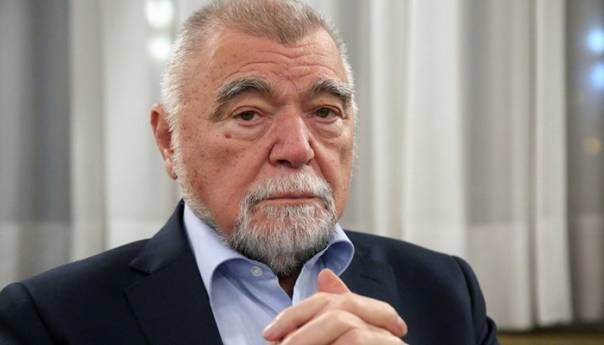 Mesić: “Banditizam je izjednačavati Jasenovac i Blajburg”