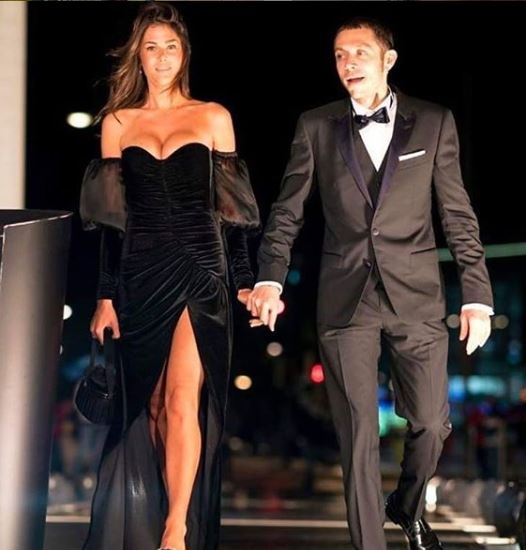 Valentino Rosi uživa sa čak 16 godina mlađom manekenkom! Više je svučena nego obučena…