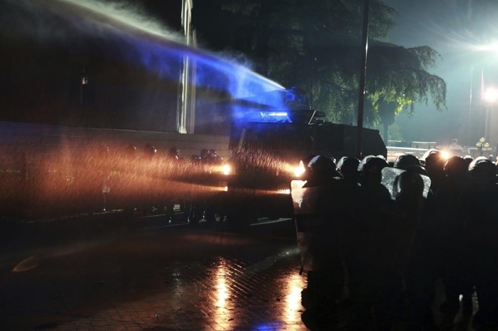 Neredi u Tirani: Povrijeđeno deset policajaca, demonstranti zapalili vatru ispred zgrade vlade