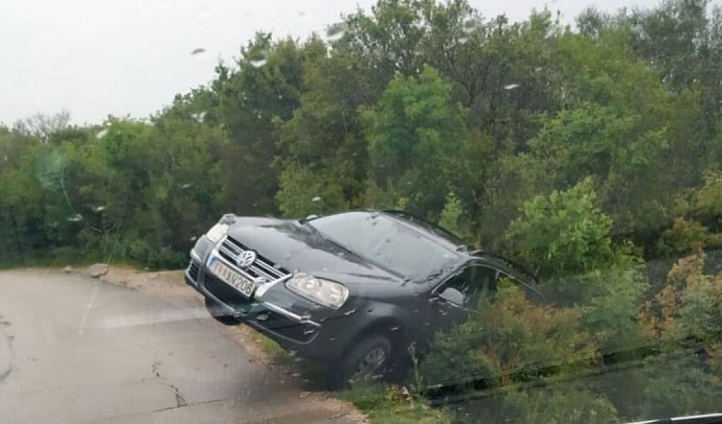 Sletio automobil sa puta kod Bara