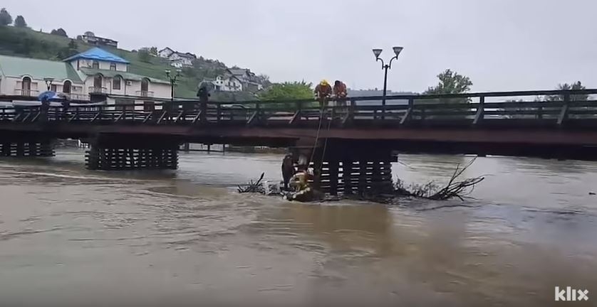 VIDEO: Una nosi sve pred sobom, hrabri radnici su uskočili u rijeku da spriječe veću katastrofu
