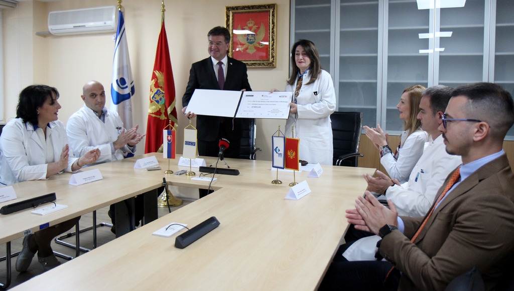 Lajčak donirao biomikroskop Klinici za očne bolesti KCCG