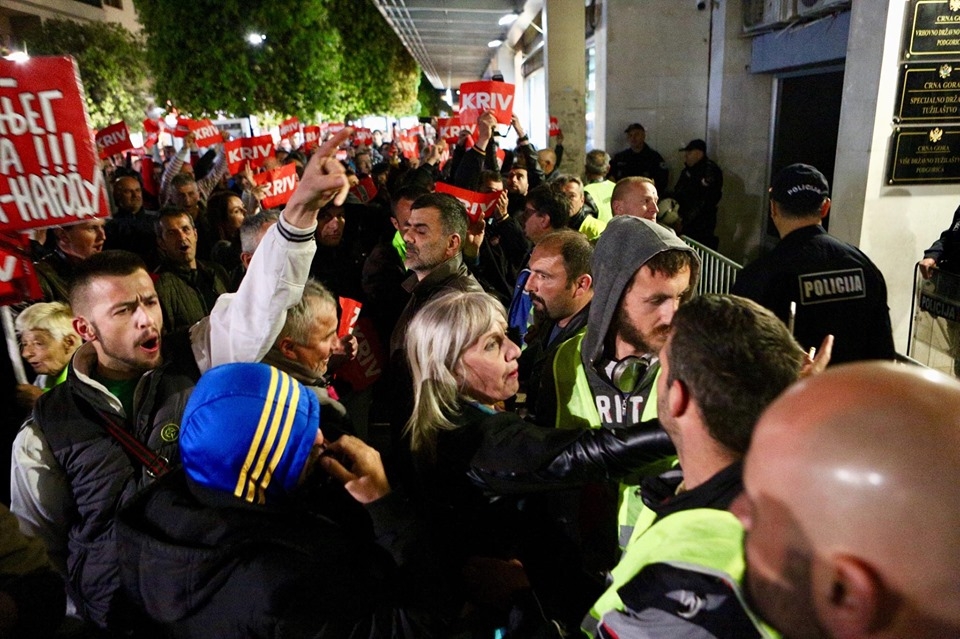 Pokret “Odupri se” zapalio lutku Katnića: “Kaznić” osuđen na uklanjanje iz javnog života